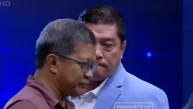 Rocky Gerung memberikan pandangannya tentang tuduhan korupsi Presiden Jokowi, mempertanyakan kredibilitas riset internasional dan menilai sistem hukum Indonesia dikuasai oleh kekuasaan.