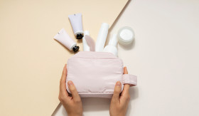 SKINCARE - Skincare saat traveling jangan sampai terlewat. Biar tidak boros tempat, lakukan tips berikut. - Foto ilustrasi/freepik.