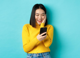 DAFTAR PRAKERJA DARI HP -Ilustrasi seorang wanita menggunakan HP. Cara daftar Prakerja melalui HP, pendaftaran gelombang 67 sudah resmi dibuka. -Ilustrasi freepik/benzoix.
