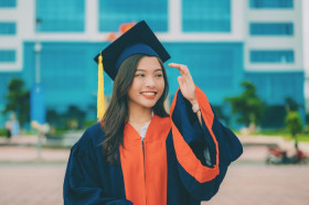 BEASISWA PELAJAR PEREMPUAN –Ilustrasi perempuan memakai baju toga. Program beasiswa ditujukan khusus bagi pelajar perempuan Indonesia. –Ilustrasi Pixabay/mt_manhtri