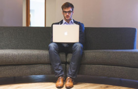Cuma modal laptop yang ada di rumah, kamu bisa mulai pekerjaan sebagai freelance. - Foto ilustrasi Pixabay/StartupStockPhotos.