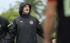 Pelatih PSS Sleman, Risto Vidakovic saat memberikan arahan kepada anak asuhnya jelang menghadapi Persita Tangerang. (dok. LIB).