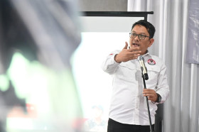 Ketua KPID Jabar, Adiyana Slamet saat memaparkan materi dalam talkshow Literasi Media. Dok: KPID Jabar.