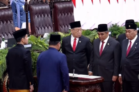 Momen Prabowo dan Gibran Rakabuming Raka menandatangi berkas sebelum sumpah jabatan sebagai presiden dan wakil presiden. Foto tvparlemen.