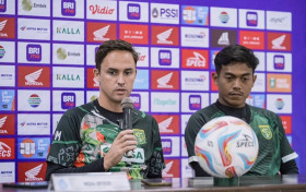 Pelatih Persebaya Surabaya, Paul Munster saat konferensi pers didampingi seorang pemain menjelang laga melawan PSM. (dok. LIB).