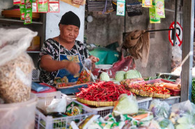 Ilustrasi pedagang di pasar. Mendag Budi Santoso memastikan stok dan harga kebutuhan pokok di KBB aman. (Foto: Freepik).