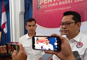 Ketua KPID Jabar, Adiyana Slamet saat diwawancari sejumlah awak media terkait tema Penyiaran Berkeadilan. (Foto: Pipin LH/AyoBacaNews.com).