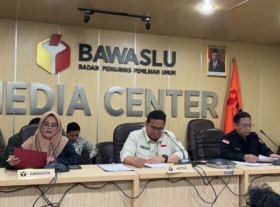 Bawaslu RI menggelar konferensi pers. Ketua Bawaslu, Rahmat Bagja mengimbau KPU untuk menghentikan penayangan penghitungan di Sirekap. (Instagram/@bawasluri).