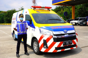 NOMOR TELEPON LEBARAN –Ilustrasi ambulance Jasa Marga. Daftar nomor telepon penting yang wajib ada di dalam kontak kamu saat mudik lebaran Idul Fitri –Ilustrasi/jasamarga.com.