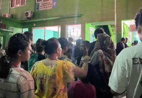 KECELAKAAN SMK LINGGA KENCANA -Ilustrasi keluarga korban berkumpul di SMK Lingga Kencana. Pihak kepolisian segera pulangkan jenazah korban jiwa SMK Lingga Kencana ke rumah duka. - Tangkap layar/depok.go.id.