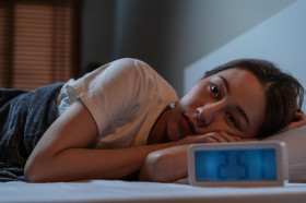 Ilustrasi seorang perempuan alami insomnia. Kenali penyebab insomnia yang terbagi menjadi dua jenis. Ilustrasi/Freepik.