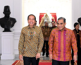 Sekjen Gerindra Ahmad Muzani (kanan) saat mengantarkan surat undangan pelantikan Presiden dan Wakil Presiden terpilih pada Presiden Jokowi. (Foto: Instagram/@ahmadmuzani2).