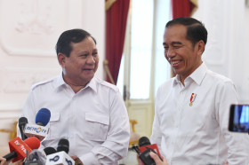 TITIP MENTERI - Jokowi dan Prabowo. Jokowi membantah tentang isu dirinya menitip nama nama Menteri ke Presiden Terpilih Prabowo Subianto.