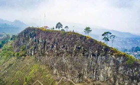 SESAR LEMBANG - Ilustrasi potret bukit di Kabupaten Bandung Barat. Ini daftar 15 kecamatan di Bandung Raya termasuk kategori zona merah. Foto: ciburial.desa.id.