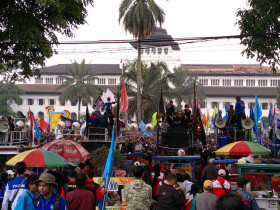 (Ratusan Buruh menggelar aksi di depan Gedung Sate, Bandung/foto : Ari) Firmansyah