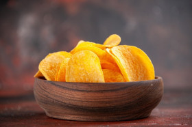KONSUMSI KERIPIK TAMBAH SAUS PERLU DIHINDARI - Ilustrasi camilan keripik. Ngemil keripik saja  disebut sudah meningkatkan kalori. (Foto: Freepik).