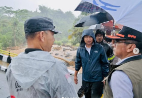 Pj Gubernur Jabar, Bey Machmudin saat meninjau lokasi bencana alam banjir bandang di Sukabumi. (Foto: Instagram/@beytmachmudin).