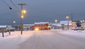 KOTA UTQIAGVIK - Berada di wilayah Amerika Serikat, penduduk Kota Utqiagvik terbiasa bertahan hidup tanpa matahari dengan waktu yang panjang. -Foto tangkap layar YouTube/Jelajah Bumi.