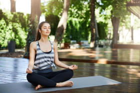 Yoga - Duduk bersila ternyata memberikan manfaat luar biasa untuk kesehatan tubuh. Ilustrasi/Freepik.