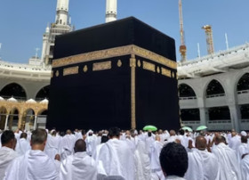 IBADAH Haji/Umrah. Ilustrasi jemaah umat Islam sedang beribadah di depan Ka'bah. Otoritas Bandara Wilayah II Medan sebut penerbangan jemaah umrah Indonesia tak melewati Iran-Israel. Ilustrasi/Freepik.