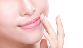 PERAWATAN- Bye-Bye Bibir Gelap: Kenali Penyebab dan Cara Ampuh Mengatasinya! (Sumber: https://www.alodokter.com/)
