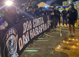 Aremania melakukan doa bersama. Foto aremaniac87.