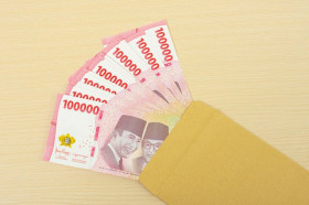UANG RUPIAH - Ilustrasi uang THR dan gaji ke-13 ASN, yang kabarnya akan dicairkan mulai Juni atau setelah Lebaran 2024. Ilustrasi/Freepik.