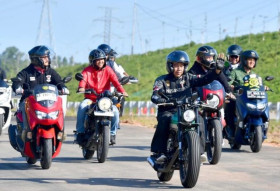 Presiden Joko Widodo bersama para pengikutnya jalan-jalan pamer motor di IKN. @jokowi.