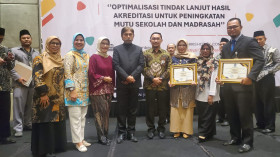 (Penyerahan prestasi/foto: istimewa)