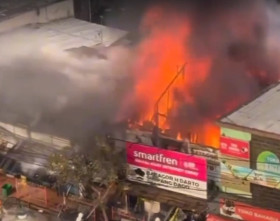 KIOS DI PASAR SIMPANG DAGO TERBAKAR - Video di media sosial memperlihatkan sebuah bangunan terbakar dan petugas Damkar berupaya memadamkan api. (Foto: Instagram/@Ayobacanews_official).