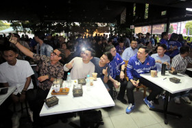 (AHY berfoto bersama mahasiswa/foto: demokrat.or.id)