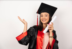 BEASISWA – Ilustrasi seorang perempuan berwisuda. temukan peluang baru, Limar Program beasiswa yang menanti Anda di bulan Maret 2024. – Ilustrasi Freepik/ azerbaijan_stockers.