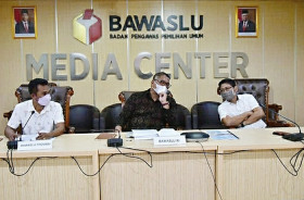 Bawaslu RI sedang melakukan konferensi pers. Diakumulasi hingga 26 Februari, Bawaslu telah menerima ribuan laporan dan temuan pelanggaran Pemilu 2024. (Bawaslu).