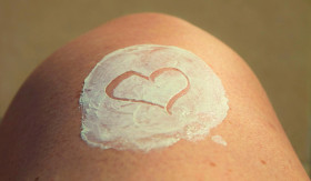 MOISTURIZER - Sebagai pemula penting untuk memahami cara pakai dan jenis-jenis basic skincare. Termasuk moisturizer, day dan night cream. - Foto ilustrasi Pixabay/ chezbeate.
