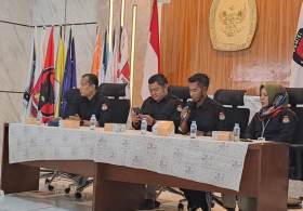 Komisioner KPU Bandung Barat saat rapat koordinasi perispan peluncuran pilkada serentak 2024 di kantor KPU pada Rabu, 22 Mei 2024. - ayobacanews.com.