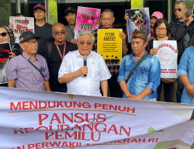 DEMO HAK ANGKET - Anggota DPD RI DIY diwakili oleh Drs. HA Hafidh Asrom, M.M. menerima kunjungan audiensi warga Daerah Istimewa Yogyakarta yang tergabung dalam Gerakan Rakyat Untuk Demokrasi dan Keadilan (GARDA) pada Kamis (07/03). -dpd.go.id.