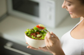 Tips dan trik diet dengan menurunkan berat badan tanpa stress. Ilustrasi/Freepik.