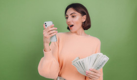PENGHASILAN TAMBAHAN - Tahun baru saatnya punya penghasilan tambahan. Kamu bisa memanfaatkan HP yang ada sebagai sumber cuan. - Foto ilustrasi freepik/
kroshka__nastya.
