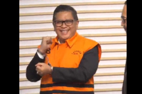 Sekjen PDI Perjuangan, Hasto Kristiyanto kenakan rompi Tahanan KPK. (FOTO: Akun X/@Ilhampid).