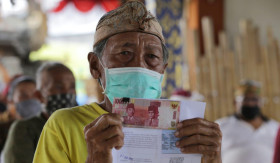 BANSOS - Selain PKH dan BPNT, sederet bansos lainnya sudah mulai cair pada Januari 2025. - Foto dok.Kemensos.go.id.