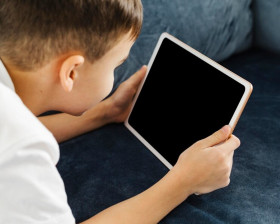 WAKTU LAYAR DAPAT PENGARUHI OTAK DAN PERILAKU - Ilustrasi anak bermain tablet. Menurut studi terbaru, talbet dapat kurangi anak kelola emosi dan frustasi. (Foto: Freepik).