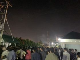 (Ratusan aparat dan kader HMI di depan arena kongres)