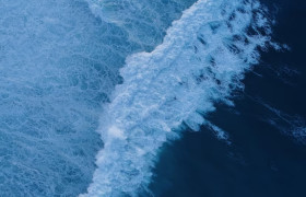 Ombak di Laut - BMKG mulai persiapkan investigasi fenomena kegempaan pada zona megathrust Indonesia. Ilustrasi/Freepik.