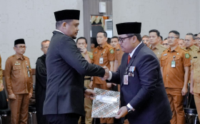 Wali Kota Medan lantik Plh Sekda. Bobby seolah membungkam kritikan jika pengangkatan Benny Sinomba Siregar merupakan relasi kuasa. bobbynst.