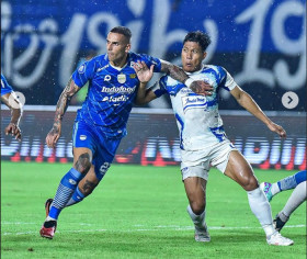 Duel bek Persib Bandung, Alberto Rodriguez dengan pemain PSIS Semarang di Stadion Si Jalan Harupat. (Instagram/@persib).
