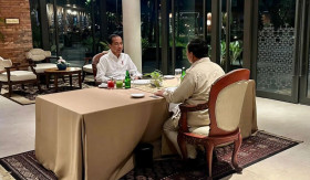Foto dokumentasi acara makan bersama Prabowo Subianto dan Jokowi. Jubir PDI-Perjuangan, Patria Ginting, menyoroti praktik endorsement terselubung dalam pemilu.