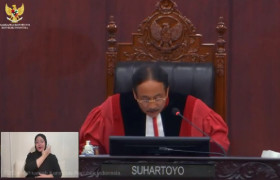 Ketua MK Suharyoto saat membacakan putusan dalam sidang di gedung Mahkamah Konstitusi, pada Kamis 29 Februari 2024). (YouTube/Mahkamah Konstitusi).