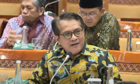 Anggota Pansus Angket Haji DPR, John Kenedy Azis mencecar Direktur Bina Haji Khusus dan Umrah Kementerian Agama, Jaja Jaelani.