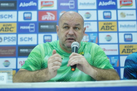 (Pelatih persib saat konferensi pers/foto: persib.co.id)