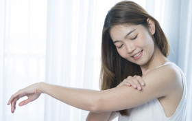 Tabir Surya - Seorang perempuan sedang melakukan perawatan kulit. Ketahui mitos dan fakta tabir surya. Ilustrasi/Freepik.